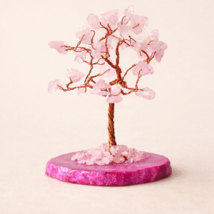 Okrasno drevo iz rožnatega kremena na rožnatem kamnitem podstavku